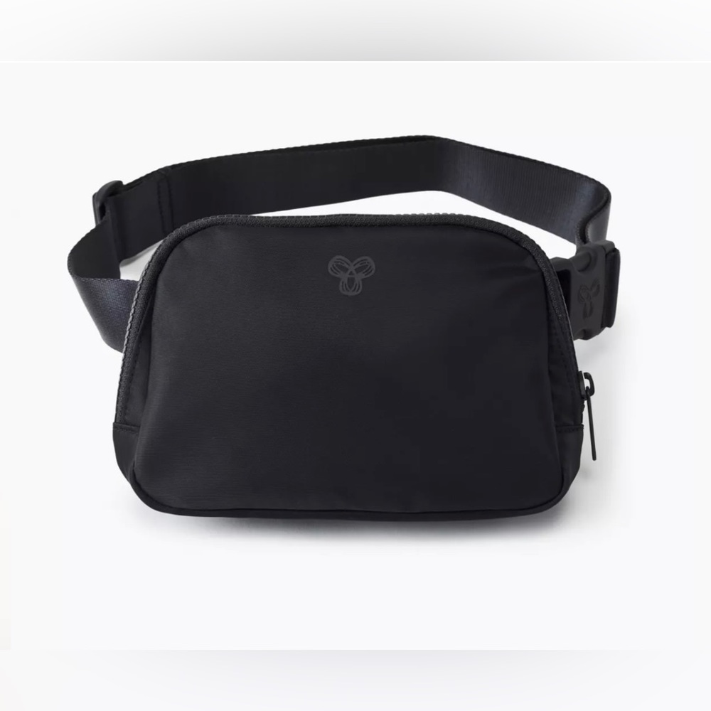 Aritzia TnAction On the Way Exposed crossbody bag NWOT